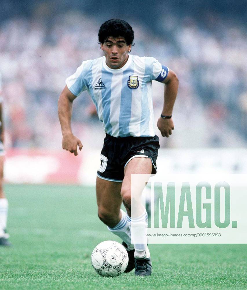 Diego Armando Maradona (Argentinien) am Ball - Fußball WM Herren Weltmeisterschaft 1986, Länderspiel, Nationalmannschaft, Nationalteam, Nationaltrikot, Gruppe A Einzelbild Mexiko Stadt, Mexico City Dynamik,