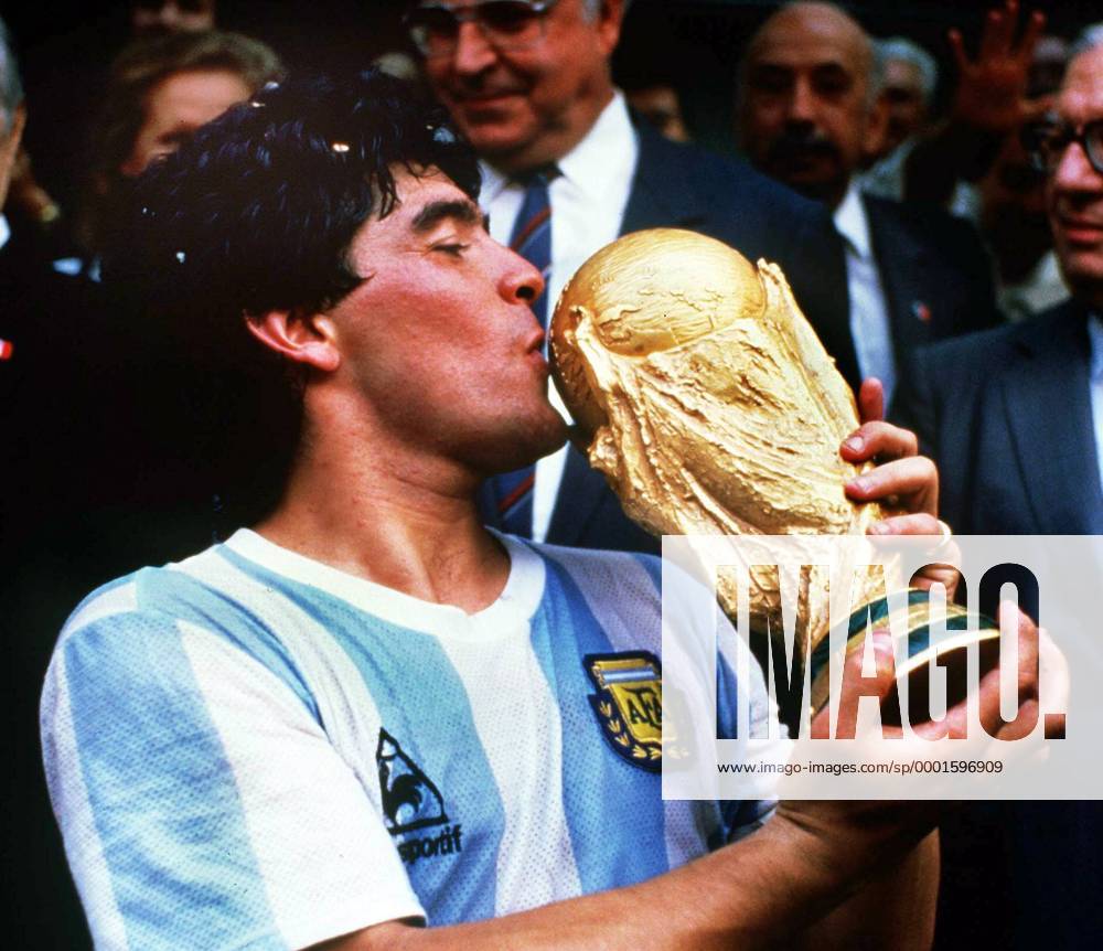 Diego Armando Maradona (Argentinien) küßt den Weltmeisterpokal - Fußball WM Herren Weltmeisterschaft 1986, Länderspiel, Nationalmannschaft, Nationalteam, Nationaltrikot, Vdia Einzelbild Mexiko Stadt, Mexico City Freude,