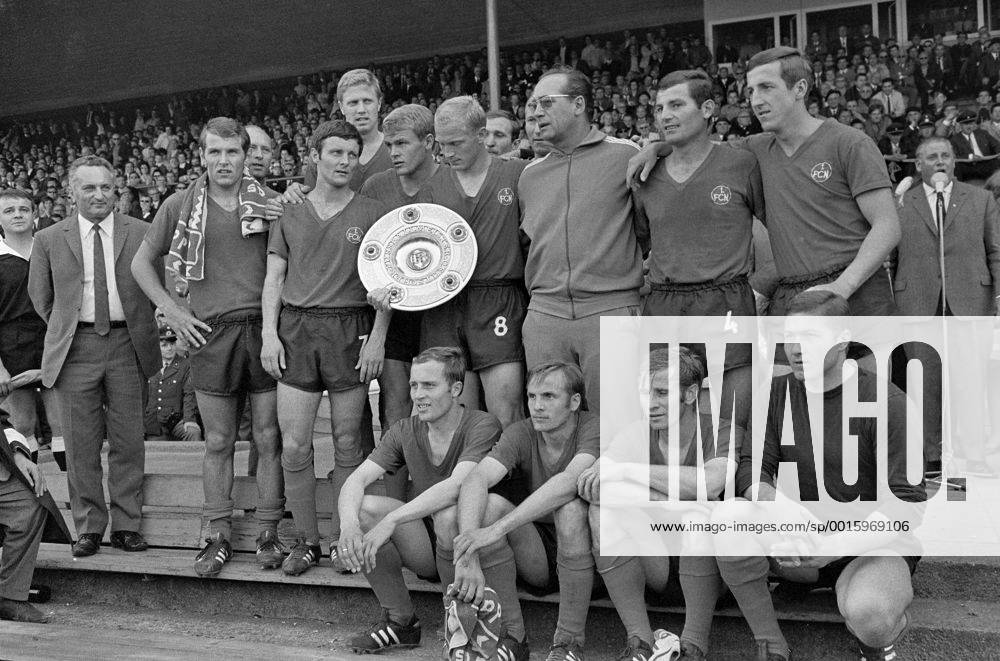 Fußball, 1. FC Nürnberg, Deutscher Meister 1968 FUSSBALL 1. BUNDESLIGA SAISON 1968 1969 34. Spieltag 1. FC Nuernberg - Borussia Dortmund 25.05.1968 Mannschaftsfoto 1. FC Nuernberg mit Meisterschale: Von links: XX, Georg Volkert, Co-Trainer Koerner Ferdinand Wenauer, Zvezdan Cebinac, Heinz Mueller, Heinz Strehl, Trainer Max Merkel, Ludwig Mueller, Hubert Schoell. Vordere Reihe, von links: Horst Leupold, Karl-Heinz Ferschl, Fritz Popp, Gyula Toth