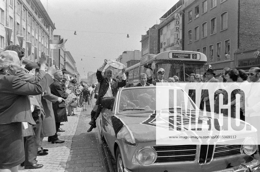FUSSBALL 1. BUNDESLIGA SAISON 1969 1970 Autokorso Borussia Moenchengladbach nach dem Gewinn der deutschen Meisterschaft am 04.05.1970 Trainer Hennes Weisweiler (Moenchengladbach) jubelt mit der Meisterschale