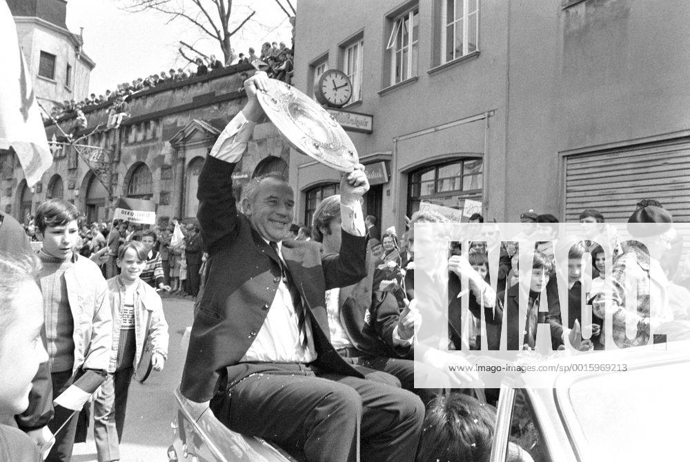 FUSSBALL 1. BUNDESLIGA SAISON 1969 1970 Autokorso Borussia Moenchengladbach nach dem Gewinn der deutschen Meisterschaft am 04.05.1970 Trainer Hennes Weisweiler (li, Moenchengladbach, rechts: Berti Vogts) jubelt mit der Meisterschale