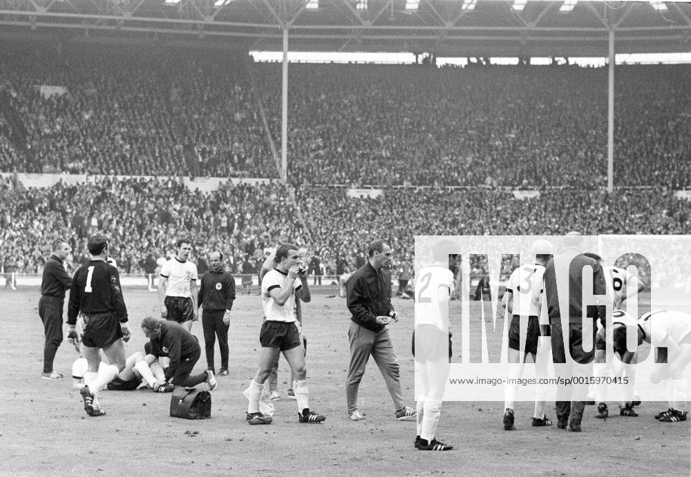 Fussball-Weltmeisterschaft 1966 Finale: Deutschland - England vom 30.07.1966 Verlängerungspause Die deutsche Mannschaft zu erkennen v.l.:Hans Tilkowski (1),Franz Beckenbauer, Horst Höttges, Udo Lattek, Wolfgang Overath (12), Karl-Heinz Schnellinger (3), Trainer Helmut Schön HM