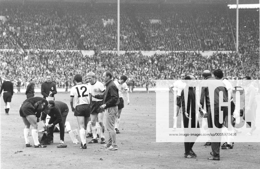 Fussball-Weltmeisterschaft 1966 Finale: Deutschland - England vom 30.07.1966 Verlängerungspause Die deutsche Mannschaft zu erkennen v.l.:Hans Tilkowski, Wolfgang Overath (12), Karl-Heinz Schnellinger, Udo Lattek, Franz Beckenbauer, Willi Schulz, Dettmar Cramer und Trainer Helmut Schön HM