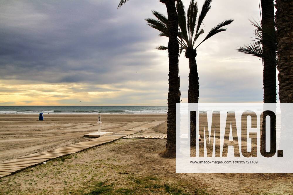 IMAGO Creative: Ende des Sommers Beach under stormy sky in Santa Pola, Alicante, Spain , 34297624.jpg, beach, ocean, sky, cloud, storm, dark, weather, stormy, water, shore, rain, sea, nature, wet, beauty, blue, coast, motion, seascape, foam, power, danger, marin, tour tourism, flow, scenic, grey, wind, blue sea, waterfront, rainy, bad weather, season, autumn, coastal, alicante, santa pola, spain, sand, building, nobody, horizon, cold, landscape, views, waves, palm, cloudy, touristic