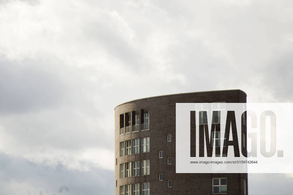 IMAGO Creative: Architektur in Berlin BERLIN, GERMANY - OCTOBER 12, 2017: Brown building on the cloudy sky background. Windows and roof of building. , 34351902.jpg, Berlin, Germany, architecture, building, window, high, tall, city, europe, german, cityscape, landmark, european, buildings, historic, cathedral, street, attraction, urban, skyline, district, scenery, travel, view, road, mitte, scene, day, downtown, destination, historical, deutschland, tourist, facade