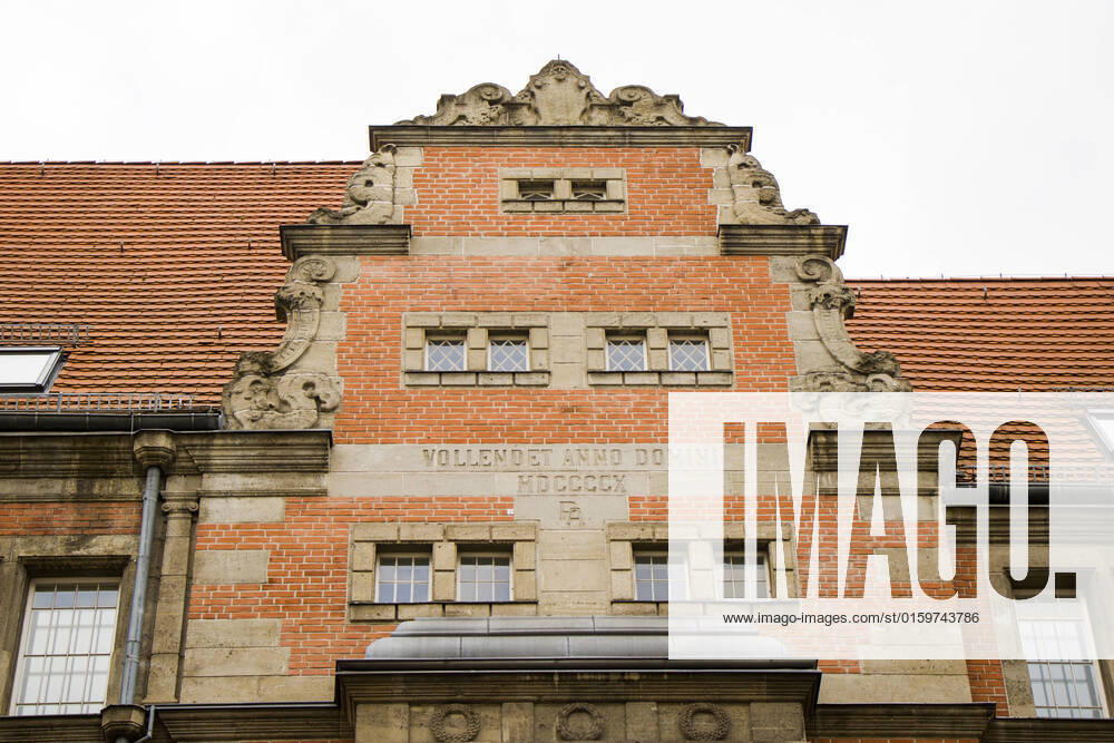 IMAGO Creative: Architektur in Berlin The building in Berlin center, Vollender anno domini text and letter on the wall. Red building. , 34353260.jpg, berlin, architecture, buildings, detail, blue, cubic, office, lifestyle, bauhaus architecture, friedrichshain, townhouse, building, facade, urban, house, apartment, exterior, city, germany, sky, window, luxury, residential, home, estate, modern, housing, europe, shell, wall, windows, low angle, simple, european, district, flat, view, Vollender, anno, domini