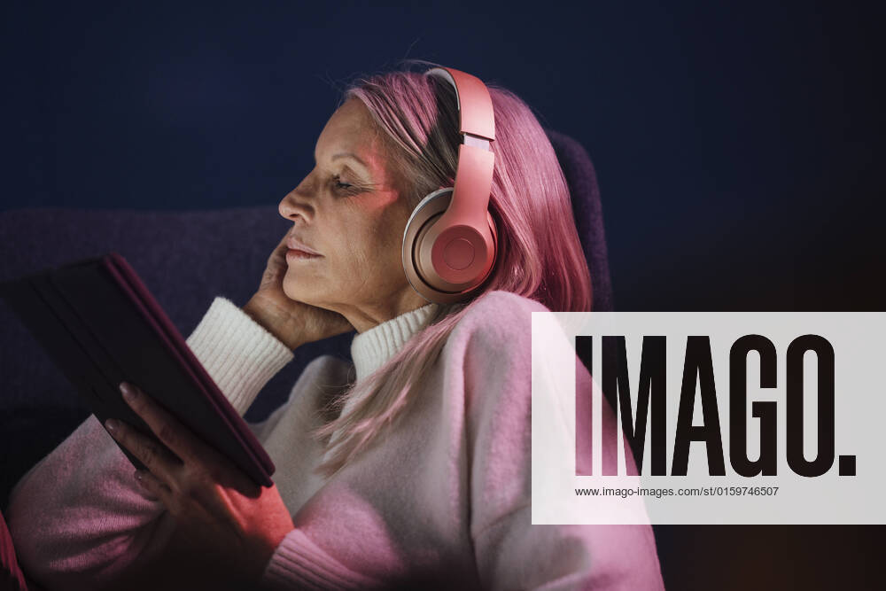 IMAGO Creative: Business, Innovative Technologie-Lösungen Senior woman holding tablet PC listening music through headphones model released, Symbolfoto property released, JOSEF08669