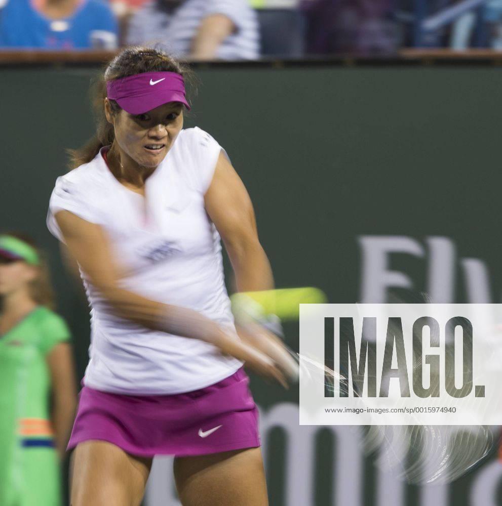 Li Na of China hits a return during their women s singles semifinal match at the BNP Paribas Open tennis tournament in Indian Wells, California, the United States, on March 14, 2014. Li Na lost 0-2. (Xinhua Yang Lei) (SP)U.S.-INDIAN WELLS-TENNIS-BNP PARIBAS OPEN-SEMIFINAL