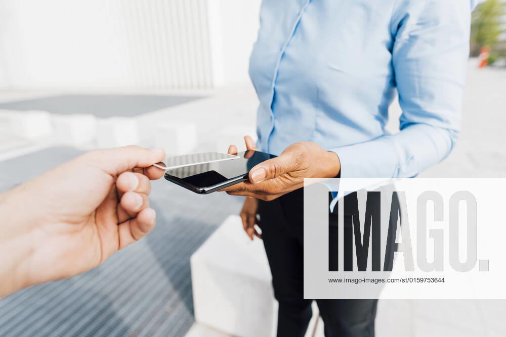 IMAGO Creative: Business, Innovative Technologie-Lösungen Hand of man holding credit card using tap to pay method with freelancer model released, Symbolfoto, MEUF05428