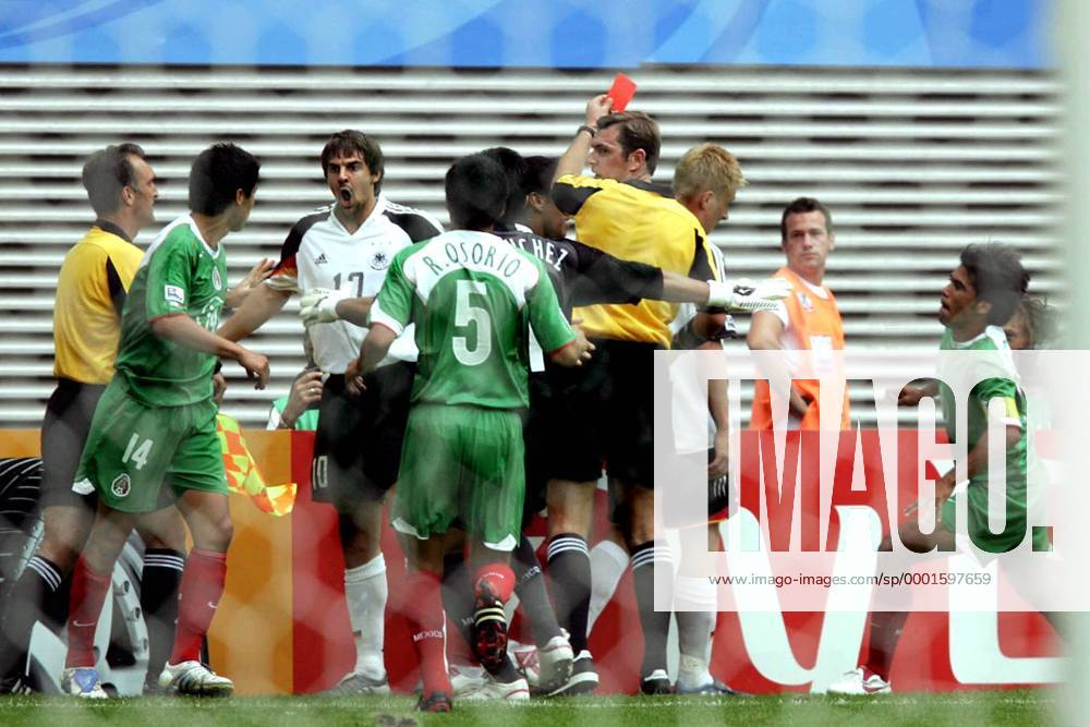 Schiedsrichter Matthew Breeze zeigt Mike Hanke (2.v.re.) die rote Karte, während Sebastian Deisler (beide Deutschland, 3.v.li.) lautstark protestiert Fußball Länderspiel Herren Confederations Cup 2005, Confederationscup, Konföderationencup, Konföderationen, Vdig Gruppe Leipzig Enttäuschung, Wut,