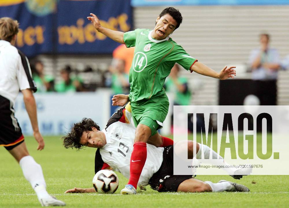 Michael Ballack (Deutschland, li.) mit einem Tackling gegen Gonzalo Pineda (Mexiko) Fußball Länderspiel Herren Confederations Cup 2005, Confederationscup, Konföderationen, Konföderationencup, Vdig Gruppe Leipzig Kampf, Dynamik,
