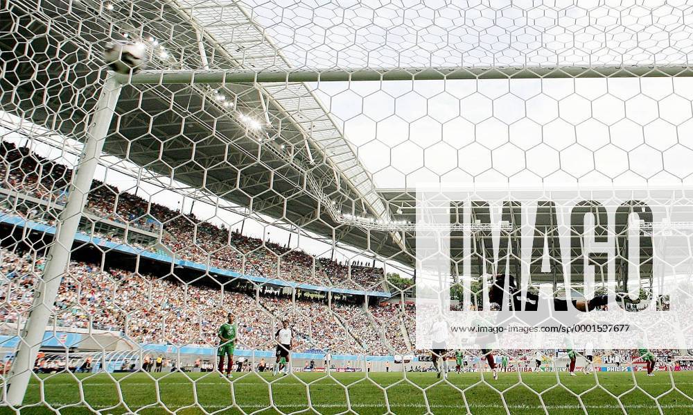 Torwart Oswaldo Sanchez (Mexiko) streckt sich vergeblich, der Ball landet genau im Winkel Fußball Länderspiel Herren Confederations Cup 2005, Confederationscup, Konföderationen, Konföderationencup, Vdig Totale Leipzig