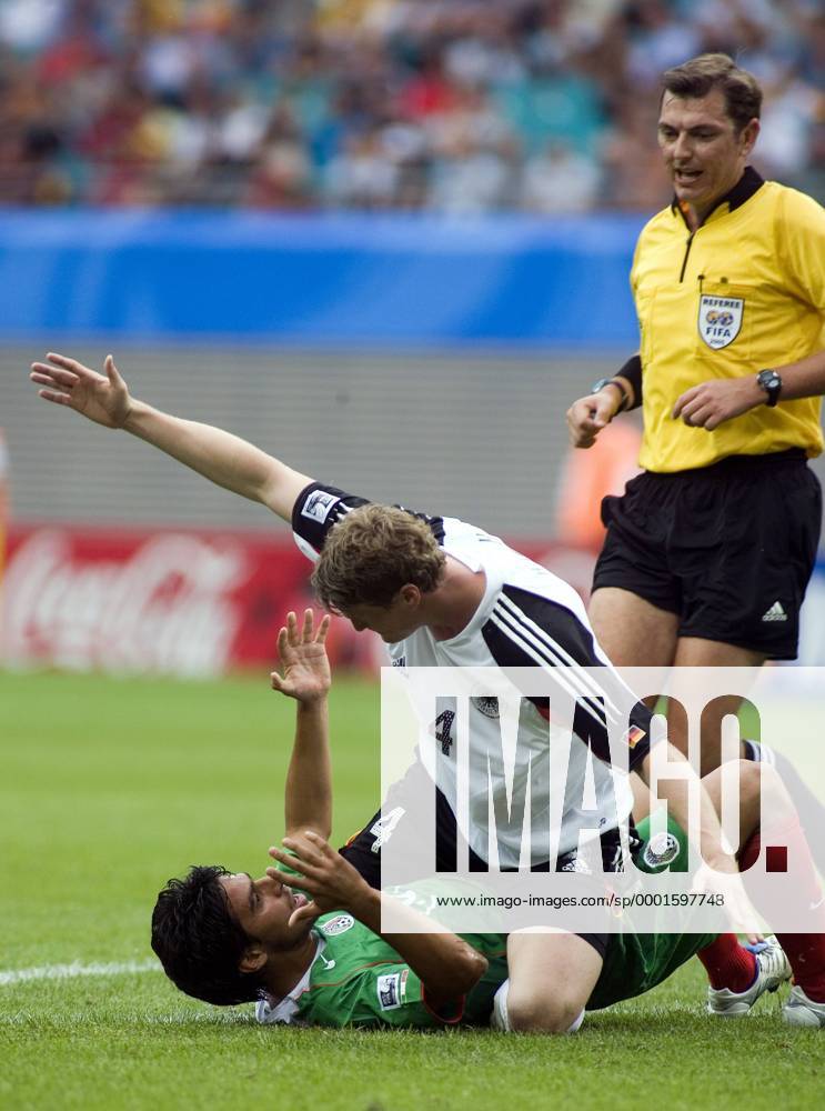 Robert Huth (Deutschland, oben) sitzt auf Rafael Lugo Marquez (Mexico), daneben FIFA Schiedsrichter Matthew Breeze (Australien) Fußball Länderspiel Herren Confederations Cup 2005, Confederationscup, Konföderationencup, Konföderationen, Confedcup, Gruppe Leipzig Kampf,