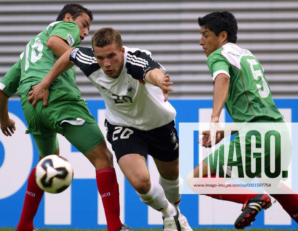 Lukas Podolski (Deutschland, Mitte) setzt sich gegen Ricardo Osorio (re.) und Mario Mendez (beide Mexiko) durch Fußball Länderspiel Herren Confederations Cup 2005, Confederationscup, Konföderationencup, Konföderationen, Länderspiel Gruppe Leipzig Dynamik,