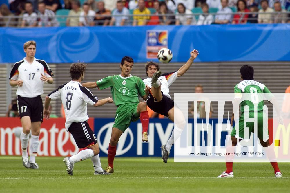Sebastian Deisler (Deutschland, 2.v.re.) gegen Jared Borgetti (Mexico) Fußball Länderspiel Herren Confederations Cup 2005, Confederationscup, Konföderationencup, Konföderationen, Confedcup, Hyundai Gruppe Industrie, Automobilindustrie Leipzig Dynamik,