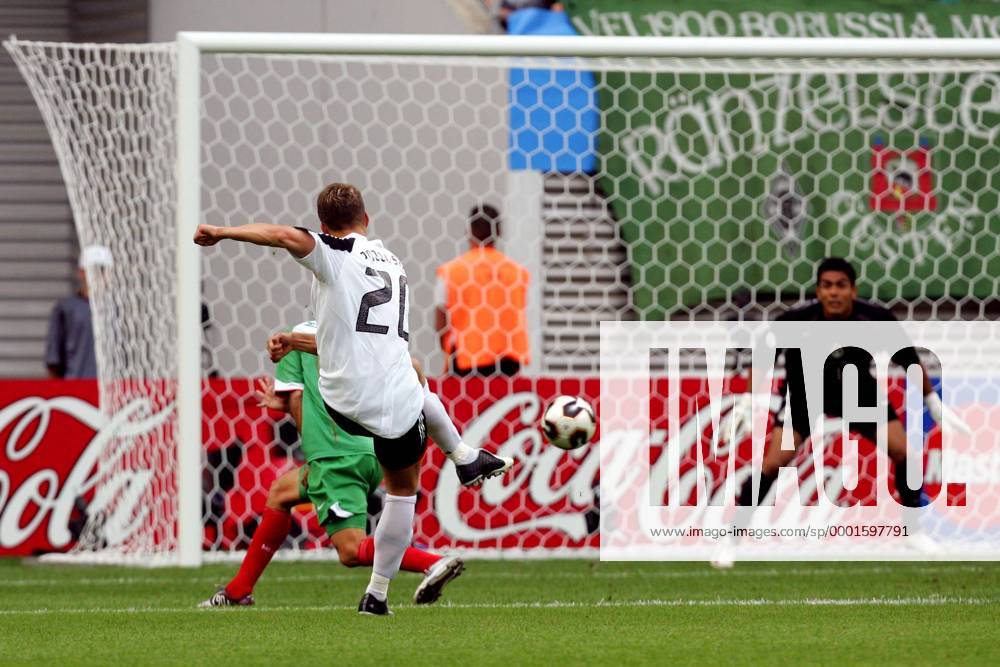 Lukas Podolski (Deutschland) zieht ab und erzielt das 1:0 Fußball Länderspiel Herren Confederationscup 2005, Confederations Cup, Konföderationencup, Konföderationen, Confedcup, Confed Einzelbild Leipzig Dynamik,