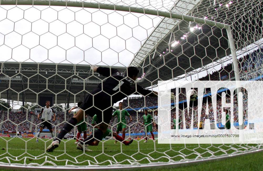 Torwart Oswaldo Sanchez (Mexico) streckt sich vergebens, der Ball rauscht zum 3:2 an ihm vorbei Fußball Länderspiel Herren Confederationscup 2005, Confederations Cup, Konföderationencup, Konföderationen, Confedcup, Confed Totale Zentralstadion Leipzig Dynamik,