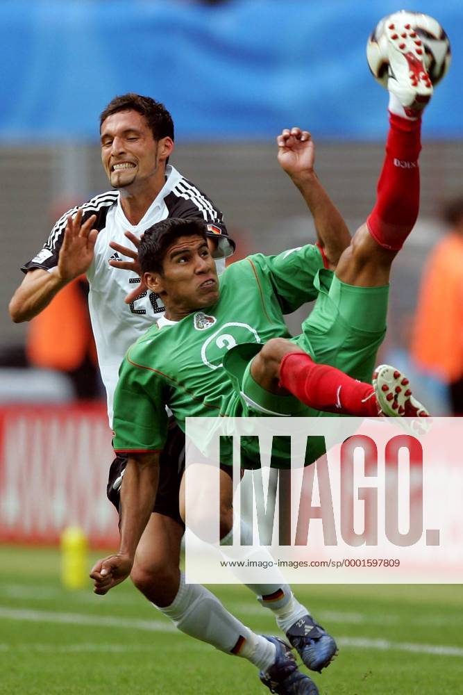 Carlos Salcido (Mexiko, vorn) gegen Kevin Kuranyi (Deutschland) Fußball Länderspiel Herren Confederations Cup 2005, Confederationscup, Konföderationencup, Konföderationen, Länderspiel Gruppe Aufmacher Leipzig Dynamik,