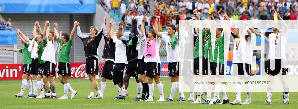 Schlußjubel Deutschland nach dem dritten Platz beim Confedcup 2005 - V.re. Ballack, Schweinsteiger, Podolski, Brdaric, Huth, Owomoyela, Kuranyi, Deisler, Asamoah, Hanke, Engelhardt, Borowski, Schneider, Hitzlsperger, Ernst Fußball Länderspiel Herren Confederationscup 2005, Confederations Cup, Konföderationencup, Konföderationen, Confedcup, Confed Totale Panoramaaufnahme Leipzig Freude,