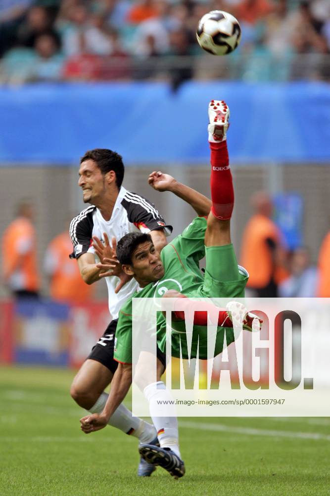 Carlos Salcido (Mexiko, vorn) gegen Kevin Kuranyi (Deutschland) Fußball Länderspiel Herren Confederations Cup 2005, Confederationscup, Konföderationencup, Konföderationen, Confed, Länderspiel Gruppe Schusstechnik, Schußtechnik, Akrobatik Leipzig, Körperhaltung, Körperbeherrschung Dynamik, Kampf