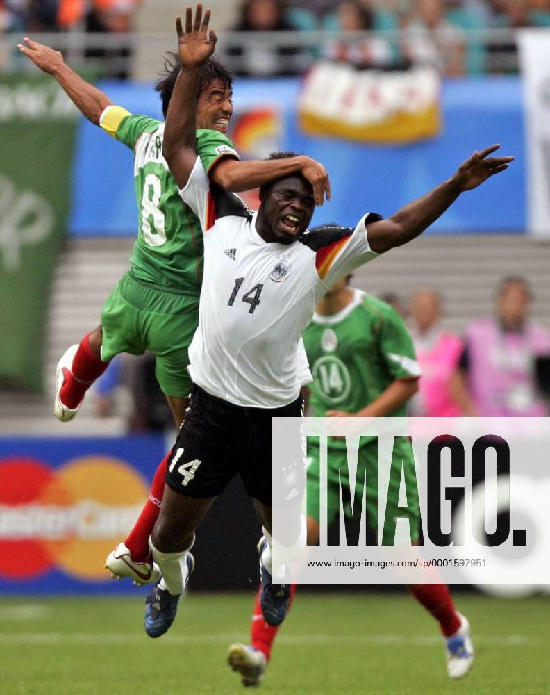 Gerald Asamoah (Deutschland, re.) gegen Pavel Pardo (Mexiko) Fußball Länderspiel Herren Confederations Cup 2005, Confederationscup, Konföderationencup, Konföderationen, Confed, Länderspiel Gruppe Leipzig Dynamik, Kampf,