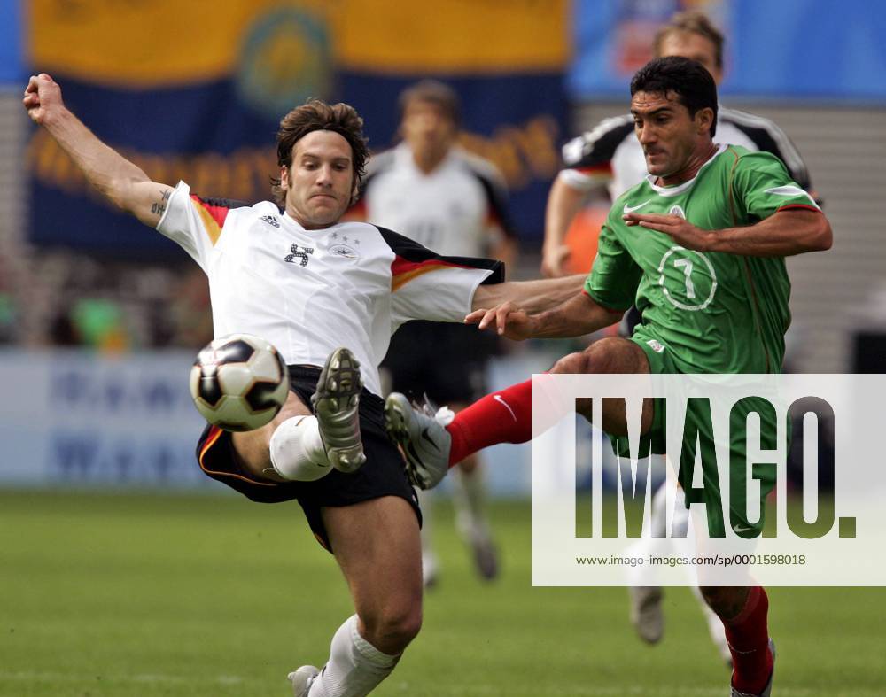 Torsten Frings (Deutschland, li.) gegen Antonio Naelson Zinha (Mexiko) Fußball Länderspiel Herren Confederations Cup 2005, Confederationscup, Konföderationencup, Konföderationen, Confed, Länderspiel Gruppe Leipzig Dynamik, Kampf,