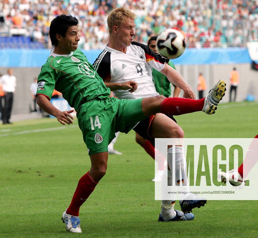 Gonzalo Pineda (Mexiko, li.) gegen Mike Hanke (Deutschland) Fußball Länderspiel Herren Confederations Cup 2005, Confederationscup, Konföderationencup, Konföderationen, Länderspiel Gruppe Leipzig Dynamik,
