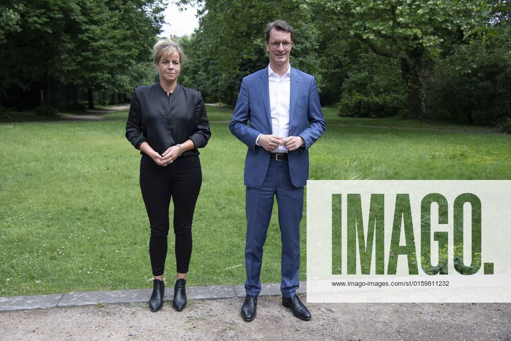 Hendrik WUEST, Wüst, CDU, State Premier of North Rhine Westphalia, and Mona NEUBAUR, top candidate of Buendnis 90 die Gruenen in NRW, pose before a statement in the garden, exploratory talks between the CDU and Buendnis 90 die Gruenen, Bündnis 90 die Grünen about the formation of a coalition in NRW, at the Malkasten Duesseldorf on 24 04 2022,