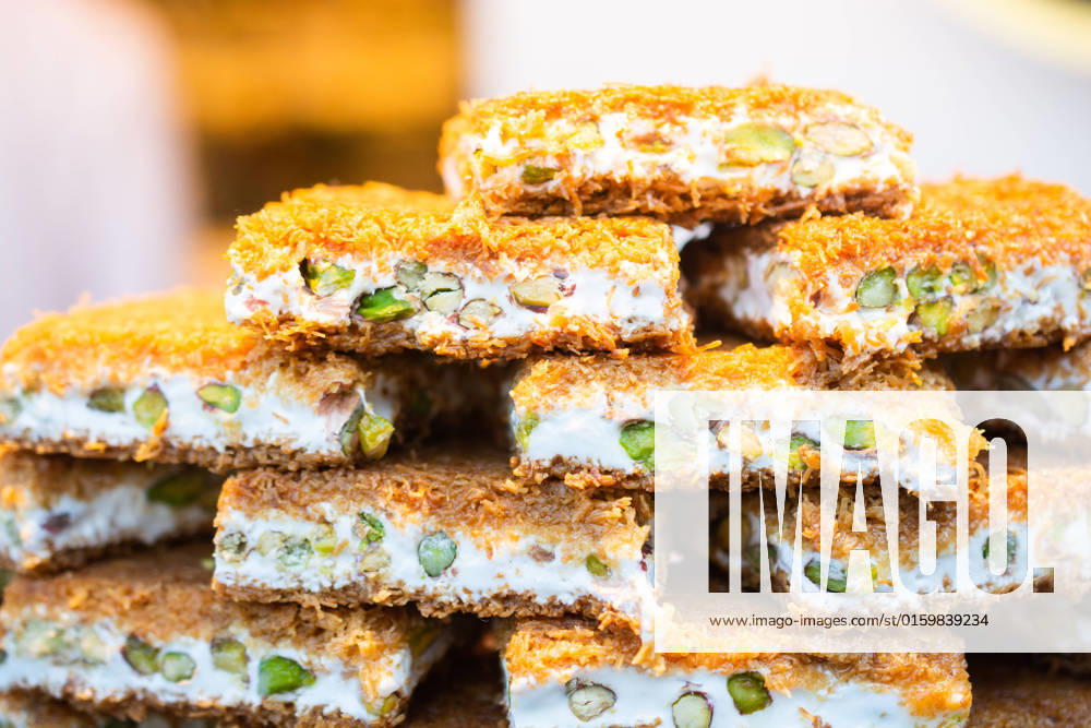 IMAGO Creative, Food, Künefe Turkish traditional dessert Kadayif baked in syrup served with nut powder , 37047876.jpg, Turkish dessert, appetizing, cooking, cream, cuisine, culture, delicious, delight, dessert, eating, food, foodlovers, gastronomy, gourmet, ingredient, kadayif, kanafeh, knafeh, kunafa, kunafah, kunafeh, kunefe, luxury, nuts, organic, ottoman,recipe, pastry, pistachio, snack, sugar, sweet, sweet food, sweets, syrup, tasty, tatli, tatlisi, traditional, turkey, turkish, turkish dessert, turkish culture, turkish sweet, yummy