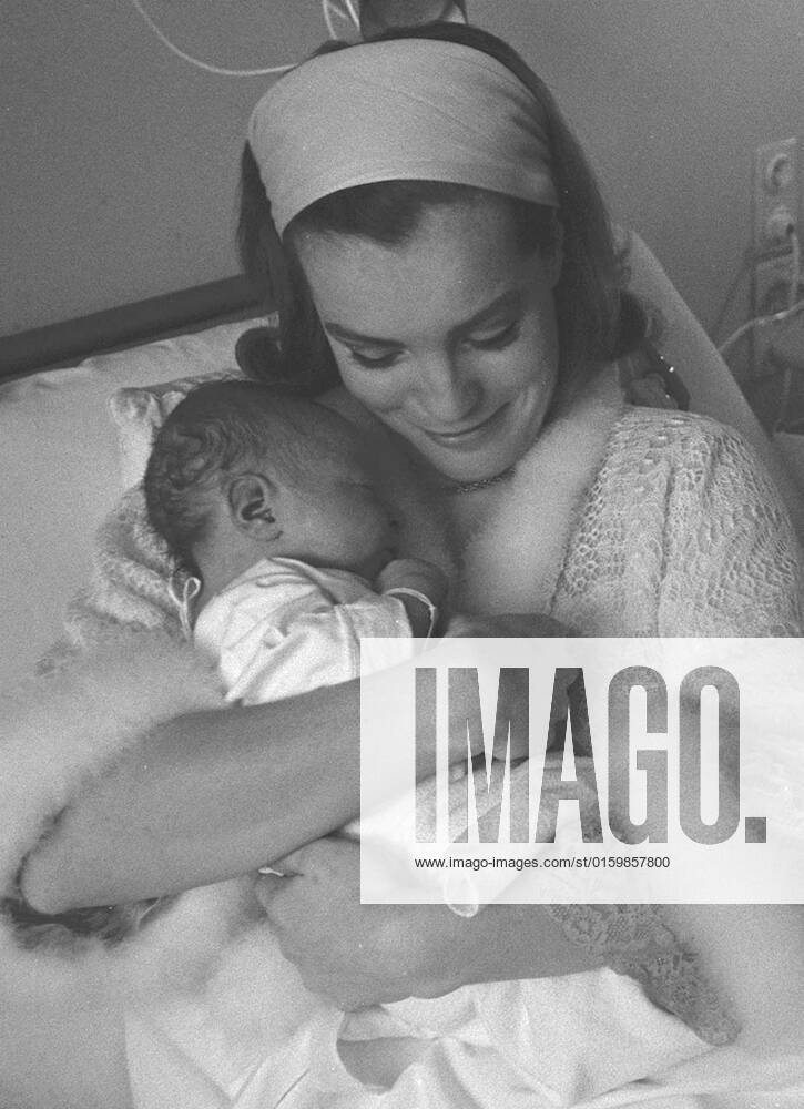 ARCHIVE PHOTO 40 years ago, on May 29, 1982, the actress Romy SCHNEIDER died, Romy Schneider with her son David after childbirth in the hospital black and white picture 19 05 2002
