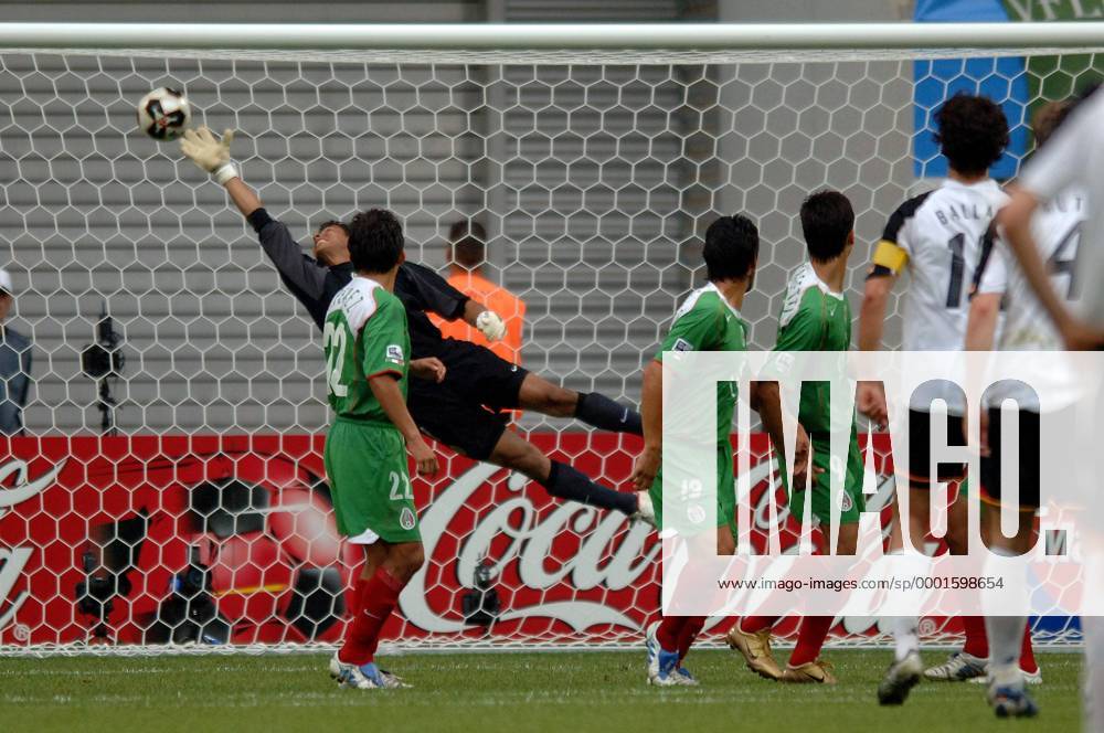 Torwart Oswaldo Sanchez (Mexiko) streckt sich beim 4:3 Siegtreffer von Michael Ballack (Deutschland) vergeblich nach dem Ball Fußball Länderspiel Herren Confederations Cup 2005, Confederationscup, Konföderationencup, Konföderationen, Länderspiel Gruppe Leipzig Dynamik, Abwehr,