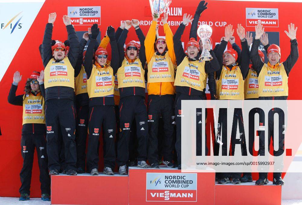 SKI NORDISCH - FIS WC Falun FALUN,SCHWEDEN,16.MAR.14 - SKI NORDISCH, NORDISCHE KOMBINATION - FIS Weltcup, Nationencup, Nationenwertung, Siegerehrung. Bild zeigt den Jubel von Team GER. Keywords: Trophaee, Pokal.