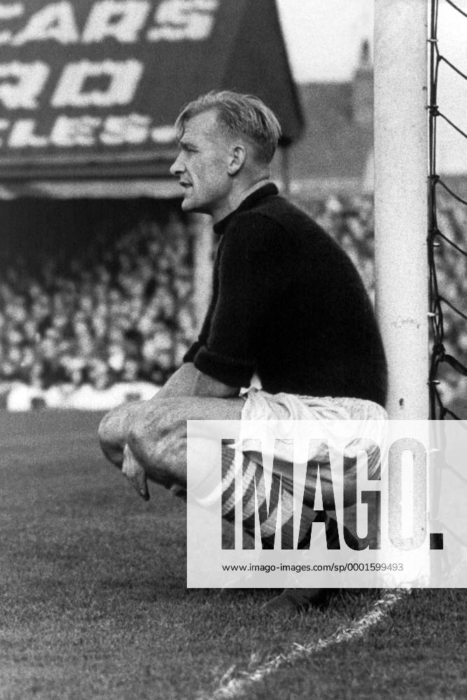 Torwart Bert Trautmann (Manchester City) entspannt am Pfosten - Fußball Herren English First Division 1953 1954, 1. Englische Liga, Manchester City, Vneg, Vsw Einzelbild Manchester