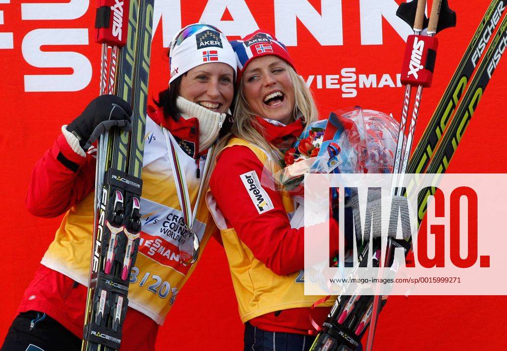 SKI NORDISCH - FIS WC Falun FALUN,SCHWEDEN,16.MAR.14 - SKI NORDISCH, LANGLAUF - FIS Weltcup Finale, Siegerehrung. Bild zeigt den Jubel von Marit Bjoergen und Therese Johaug (NOR) mit der grossen Kristallkugel. Keywords: Trophaee, Gesamtweltcup, Medaille.