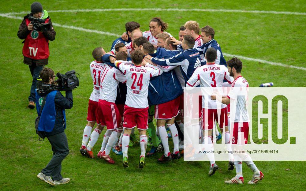 Leipzig, Red Bull Arena: Fussball 3. Liga: RB Leipzig - : Spieler und Betreuer von RB Leipzig jubeln nach dem Abpfiff.