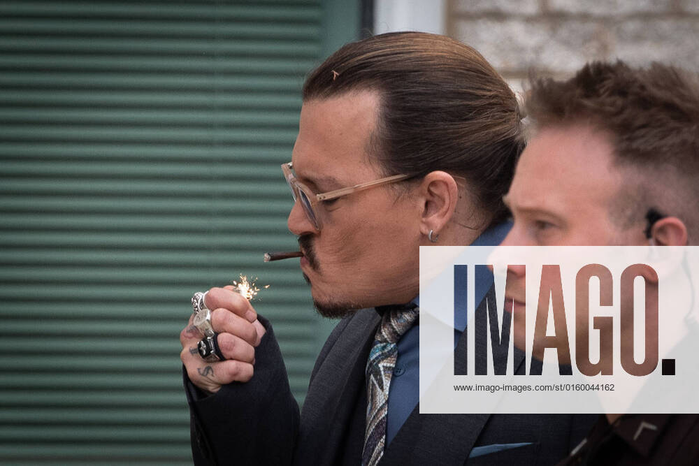 Bilder des Jahres 2022, Entertainment 05 Mai Entertainment Themen der Woche KW21 Johnny Depp lights a cigarette outside the Fairfax County Courthouse, in Fairfax, during a recess in the civil trial between him and Amber Heard, Wednesday, May 25, 2022. Depp brought a defamation lawsuit against his former wife, actress Amber Heard, after she wrote an op-ed in The Washington Post in 2018 that, without naming Depp, accused him of domestic abuse.