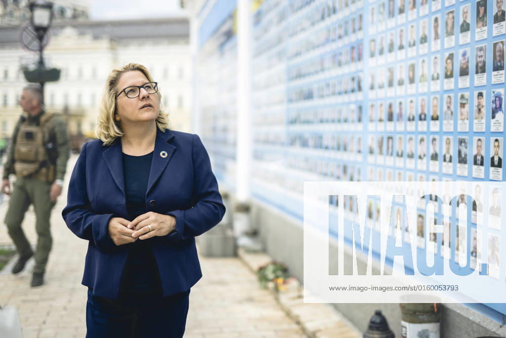 Federal Minister for Economic Cooperation and Development Svenja Schulze SPD visits the wall of memory of the fallen soldiers in the war against Russia Kiev, 27 05 2022 Kiev Ukraine