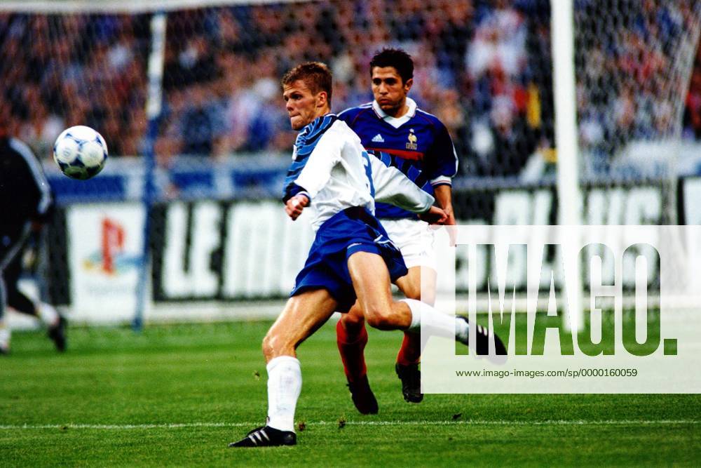 Hreidarsson (Island, vorn) kommt gegen Bixente Lizarazu (Frankreich) zum Schuss Fußball Länderspiel Herren Europameisterschaftsqualifikation 1999, EM-Qualifikation, Nationalmannschaft, Nationalteam Gruppe Stade de France Paris