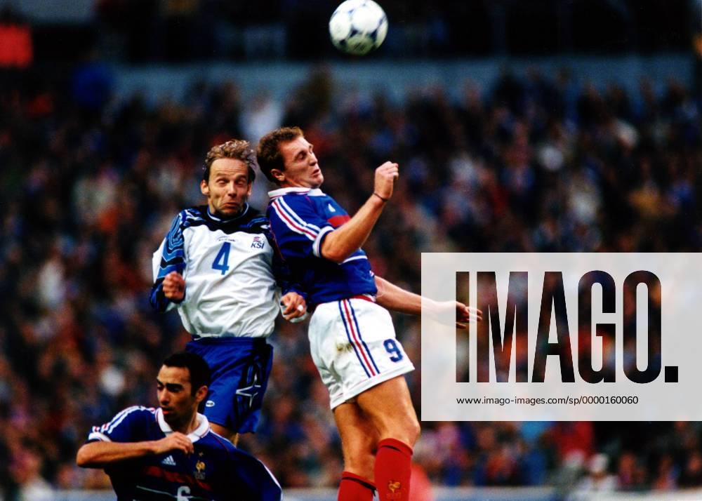 Lilian Laslandes (Frankreich, re.) gegen Sigurdsson (Island) Fußball Länderspiel Herren Europameisterschaftsqualifikation 1999, EM-Qualifikation, Nationalmannschaft, Nationalteam Gruppe Stade de France Paris Kampf