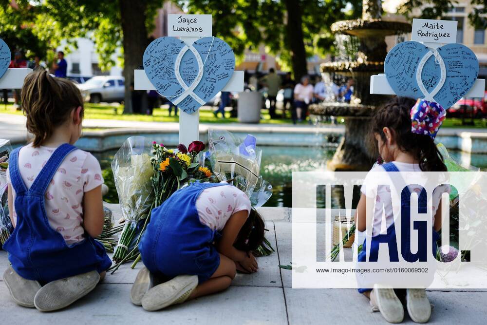 Bilder des Jahres 2022, News 05 Mai (220527) -- UVALDE, May 27, 2022 -- People mourn for victims of a school mass shooting in Uvalde, Texas, the United States, May 26, 2022. At least 19 children and two adults were killed in a shooting at Robb Elementary School in the town of Uvalde, Texas, on Tuesday. ) U.S.-TEXAS-UVALDE-MASS SHOOTING-MOURNING WuxXiaoling