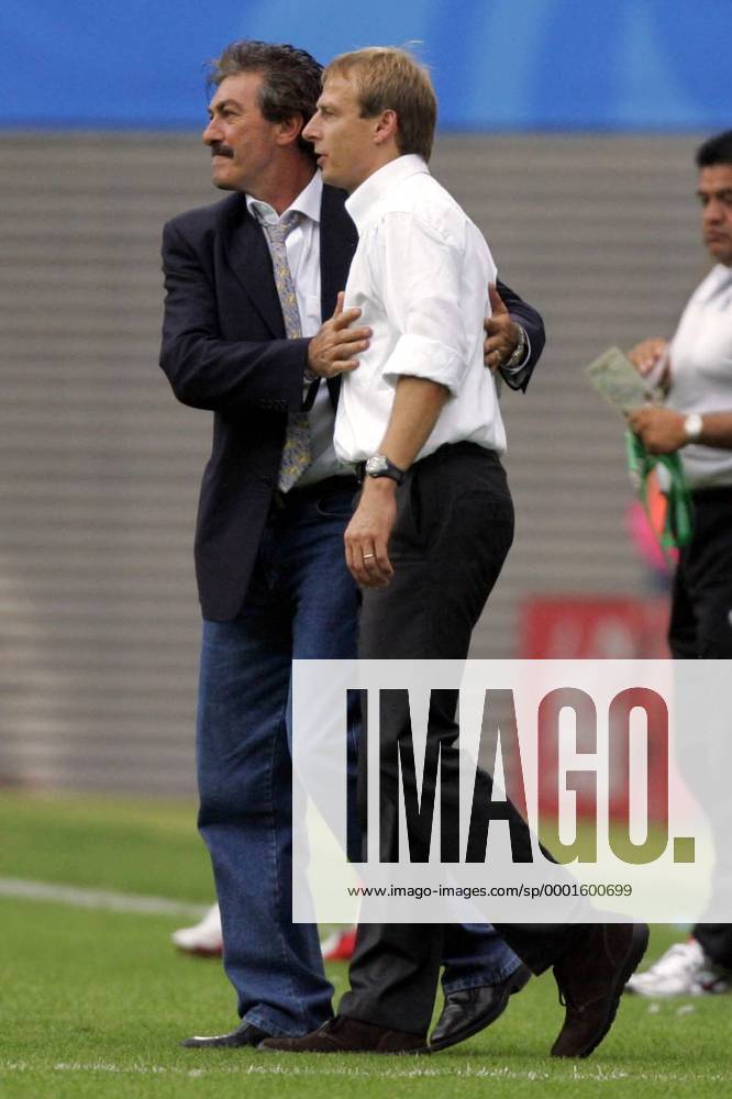 Nationaltrainer Ricardo la Volpe (Mexiko, li.) gratuliert Bundestrainer Jürgen Klinsmann (Deutschland) Fußball Länderspiel Herren Confederationscup 2005, Confederations Cup, Konföderationencup, Konföderationen, Länderspiel, Gruppe Leipzig Harmonie,