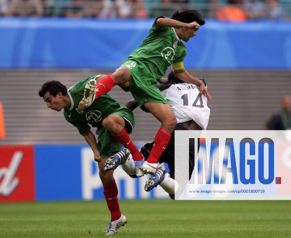 Gerald Asamoah (Deutschland, re.) gegen Pavel Pardo (Mitte) und Luis Perez (beide Mexiko) Fußball Länderspiel Herren Confederationscup 2005, Confederations Cup, Konföderationencup, Konföderationen, Länderspiel, Gruppe Leipzig Dynamik, Kampf,