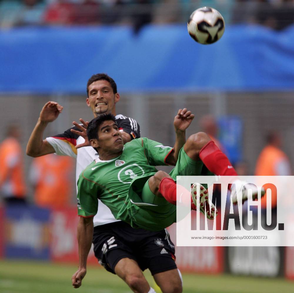 Carlos Salcido (Mexiko, vorn) klärt mit einem Fallrückzieher vor Kevin Kuranyi (Deutschland) Fußball Länderspiel Herren Confederationscup 2005, Confederations Cup, Konföderationencup, Konföderationen, Länderspiel, Gruppe Leipzig Dynamik,