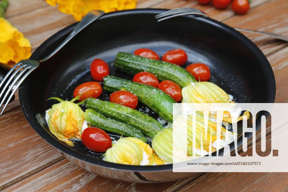 Süddeutsche Kitchen, filled Zucchini flowers angebraten in Pan, Cream cheese, cocktail tomatoes, cherry tomatoes, vegetarian, Healthy Kitchen, Vegetables, forks, Germany, Europe