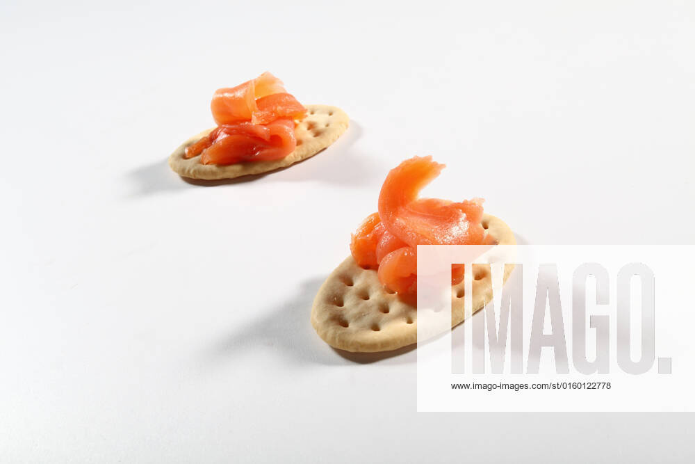 Two cracker with salmon on white background , 19954986.jpg, cracker: salmon, drink, biscuits, slice, crust, jam, breakfast, cereal, bread, cereal, food, nutrition, crisp, golden, fragrant, food, crumbly, tart, fruit, toast, toasted bread crumbs, sticks, toast, slice,