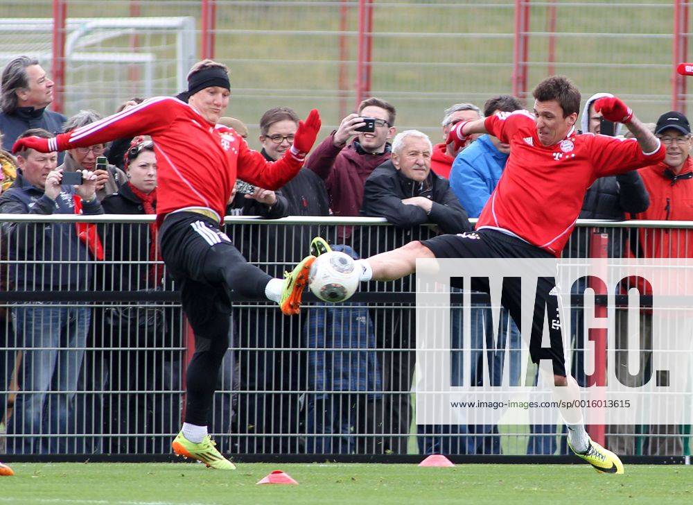 FC Bayern Training, Saebenerstrasse,Muenchen, Fussball,Sport,im Bastian Schweinsteiger vs Mario Mandzukic EP_prz