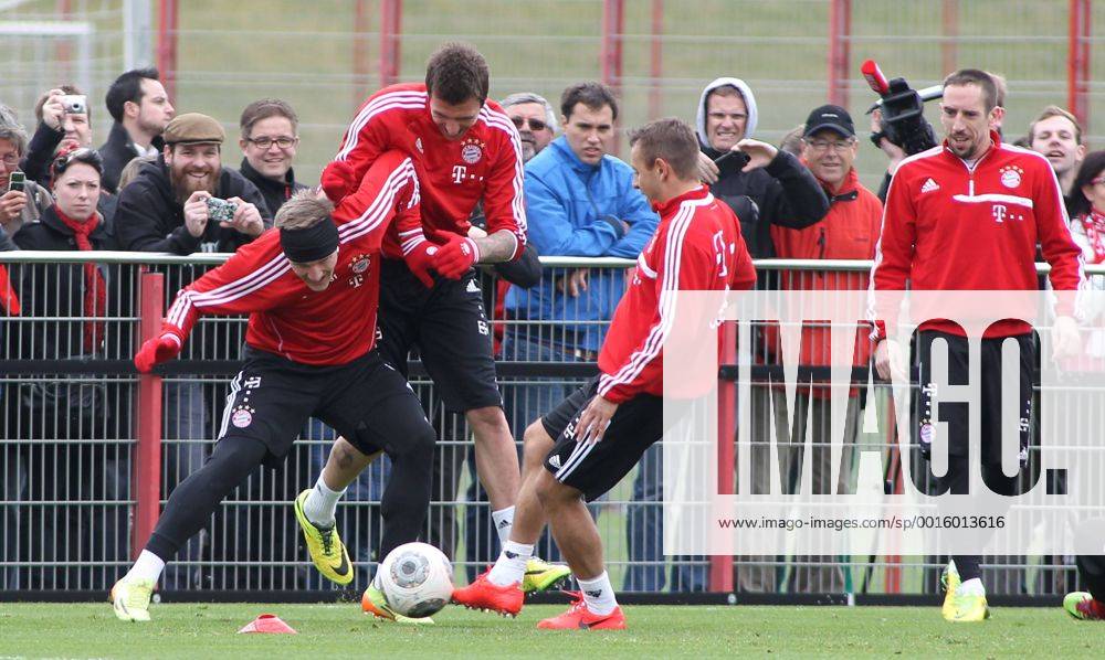 FC Bayern Training, Saebenerstrasse,Muenchen, Fussball,Sport,im Bastian Schweinsteiger vs Mario Mandzukic und Rafinha EP_prz