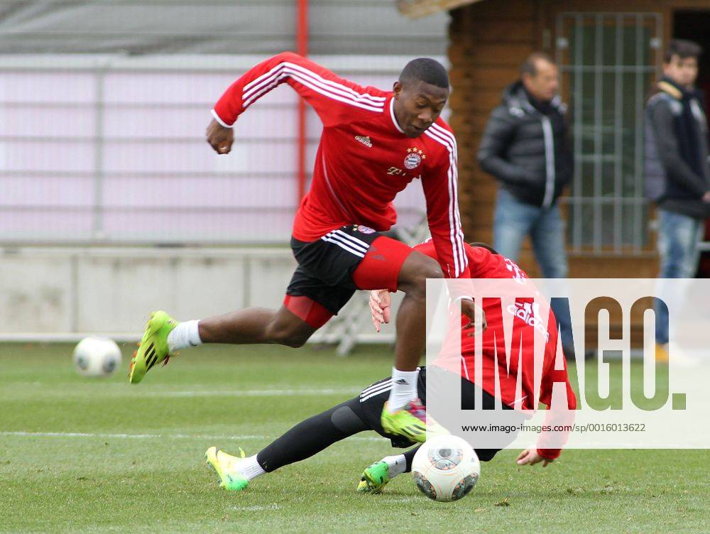 FC Bayern Training, Saebenerstrasse,Muenchen, Fussball,Sport,im David Alaba vorbei an Franck Ribery EP_prz
