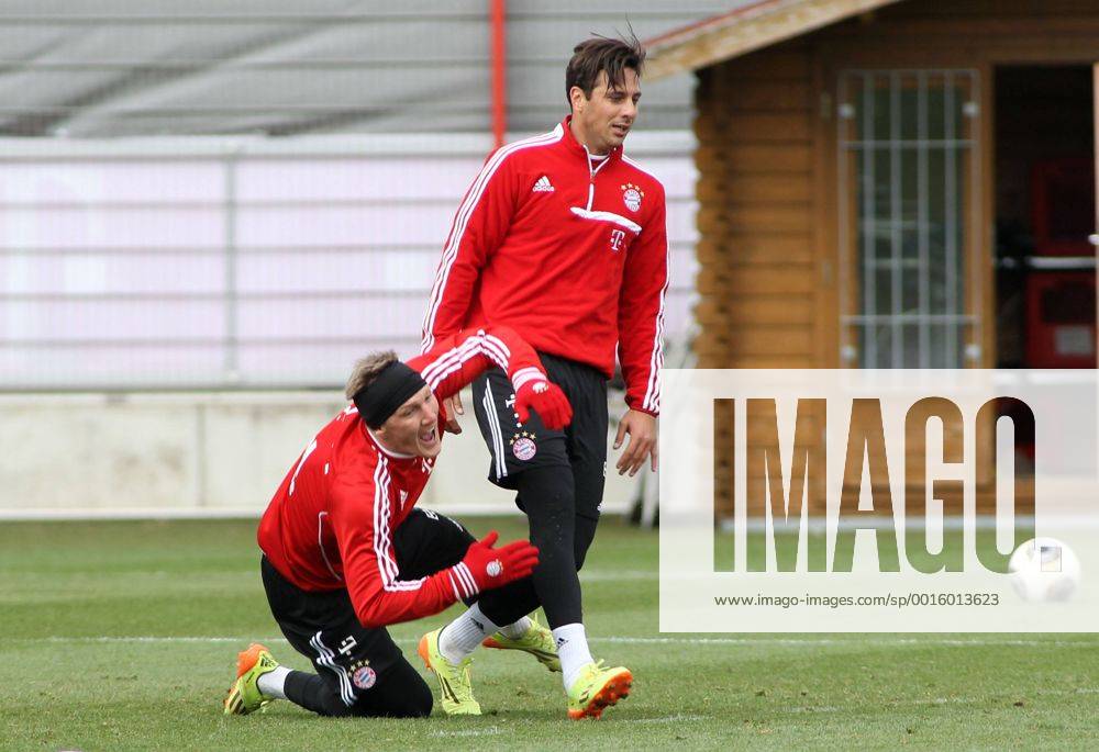 FC Bayern Training, Saebenerstrasse,Muenchen, Fussball,Sport,im Bastian Schweinsteiger von Claudio Pizarro gefoult EP_prz