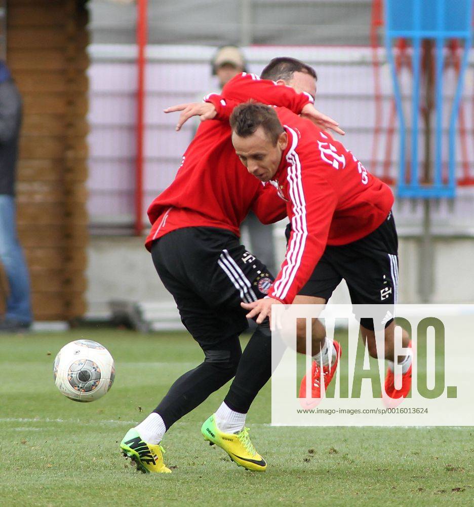 FC Bayern Training, Saebenerstrasse,Muenchen, Fussball,Sport,im Rafinha von Franck Ribery gefoult EP_prz